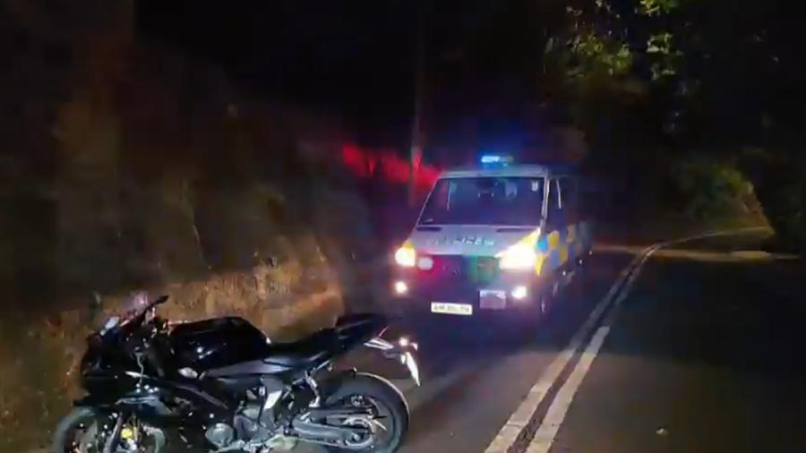 清水灣電單車撞野豬，男司機女乘客受傷送院。(電視截圖)