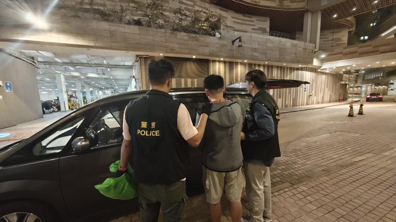 康城男遇查斷正，檢4.5萬元大麻花及大麻精油。(警方圖片)