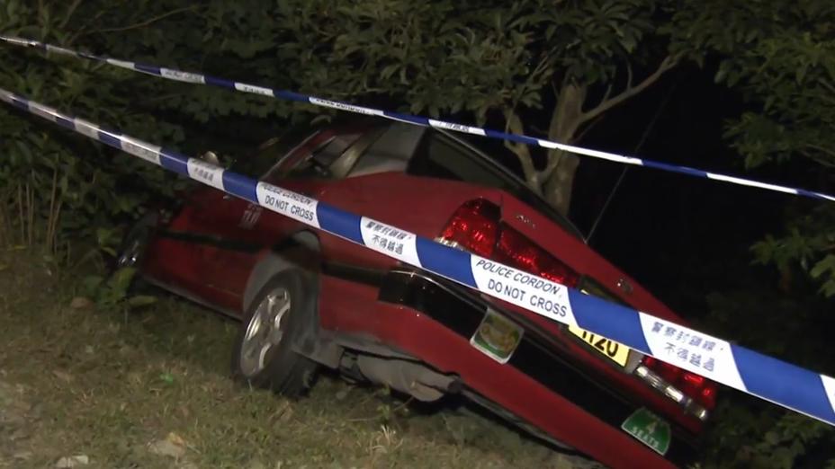 荃錦公路的士自炒剷落山波，司機受傷由消防救出。(電視截圖)