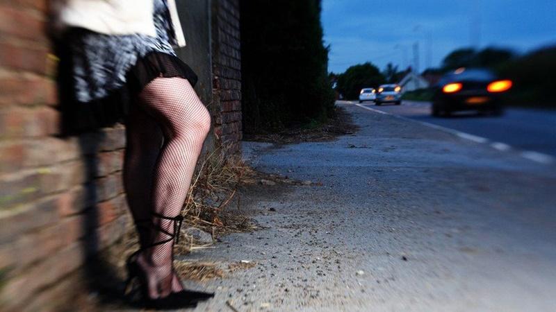 荒唐父不忍兒子失戀，找2性工作者強行助破處。(網上圖片)