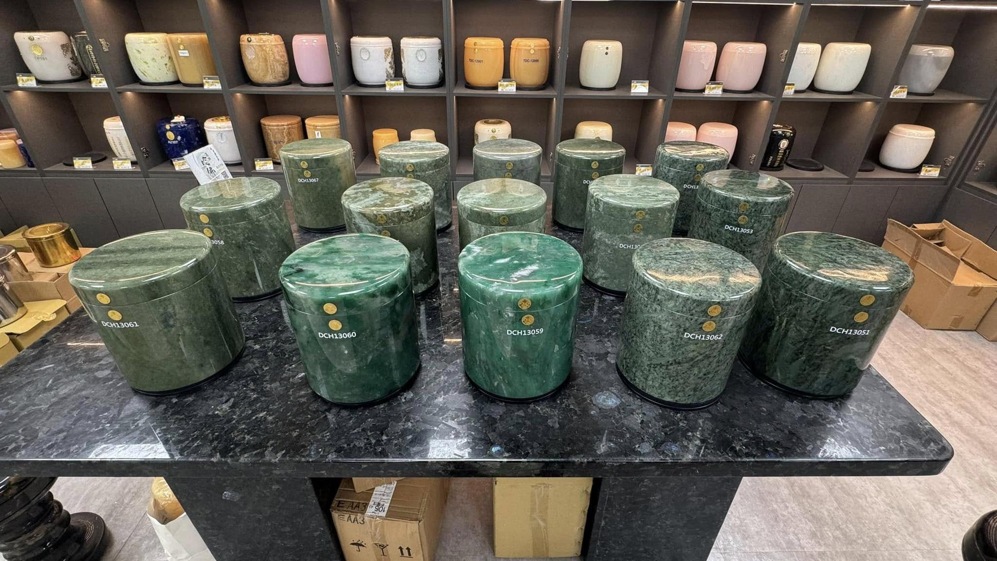 慶祝棒球隊奪冠，台有殯儀業者推「骨灰甕半價」竟大賣逾400個。(FB)