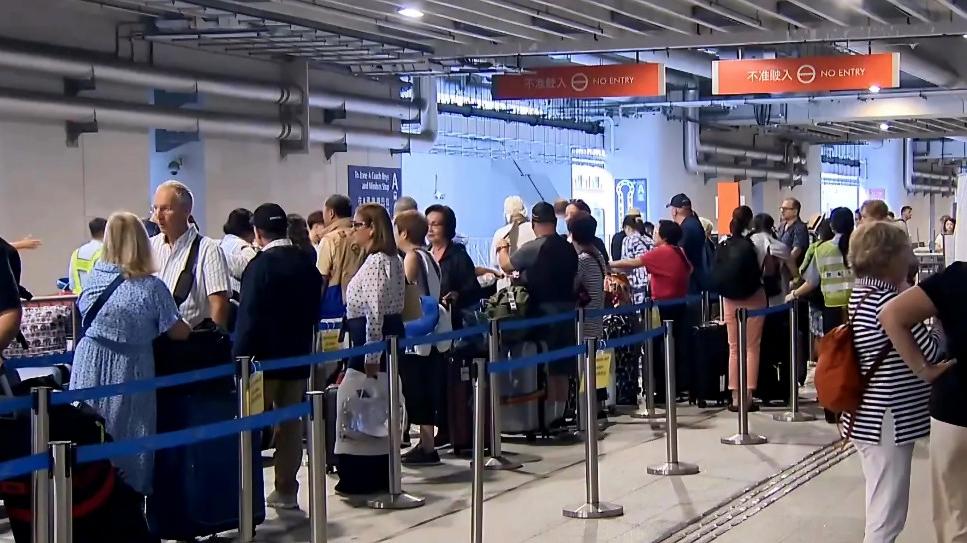啟德郵輪碼頭大批旅客在的士站排隊。