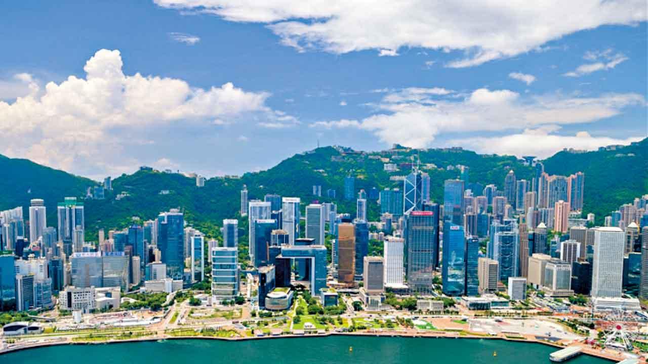 三成四人擬移民 逾兩成欲移居內地