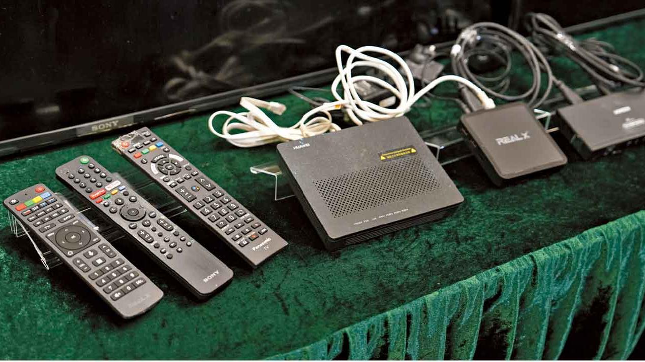 食肆非法播放足球賽事 海關首引傳播權條例打擊拘兩人