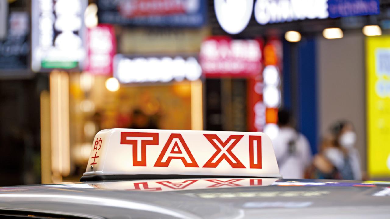 的士及住宅檢逾百粒懷疑太空油煙彈 警拘的士司機15歲女乘客