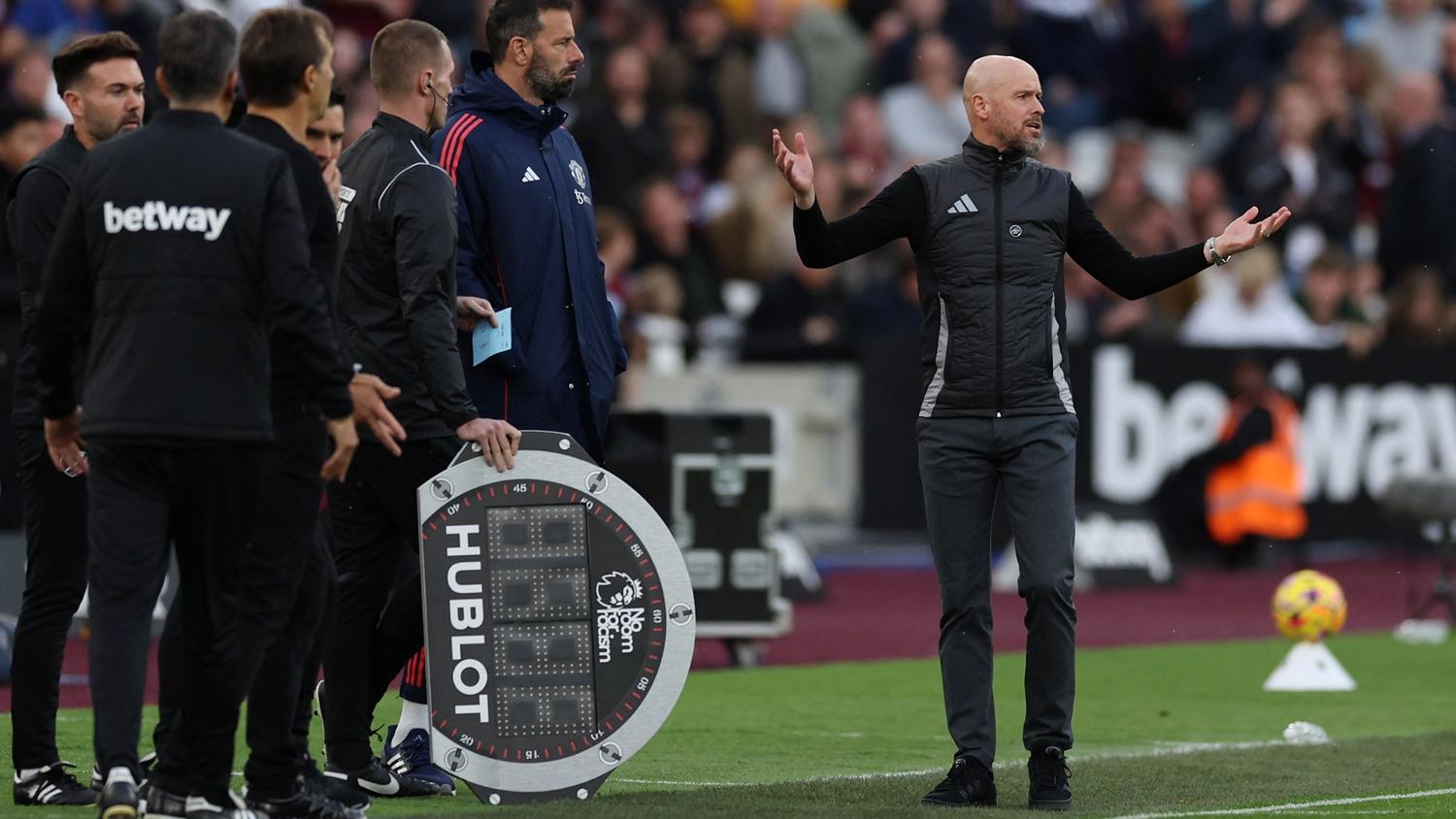 滕哈格因為對韋斯咸一仗的VAR枉判而被炒。(路透社)