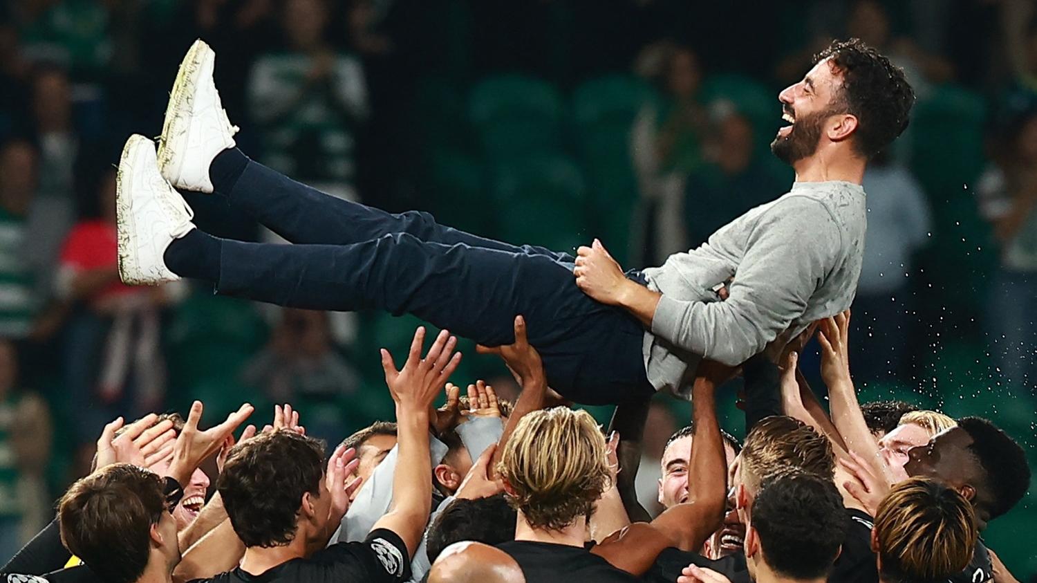 艾摩廉賽後獲士砵亭球員的歡呼。(路透社)