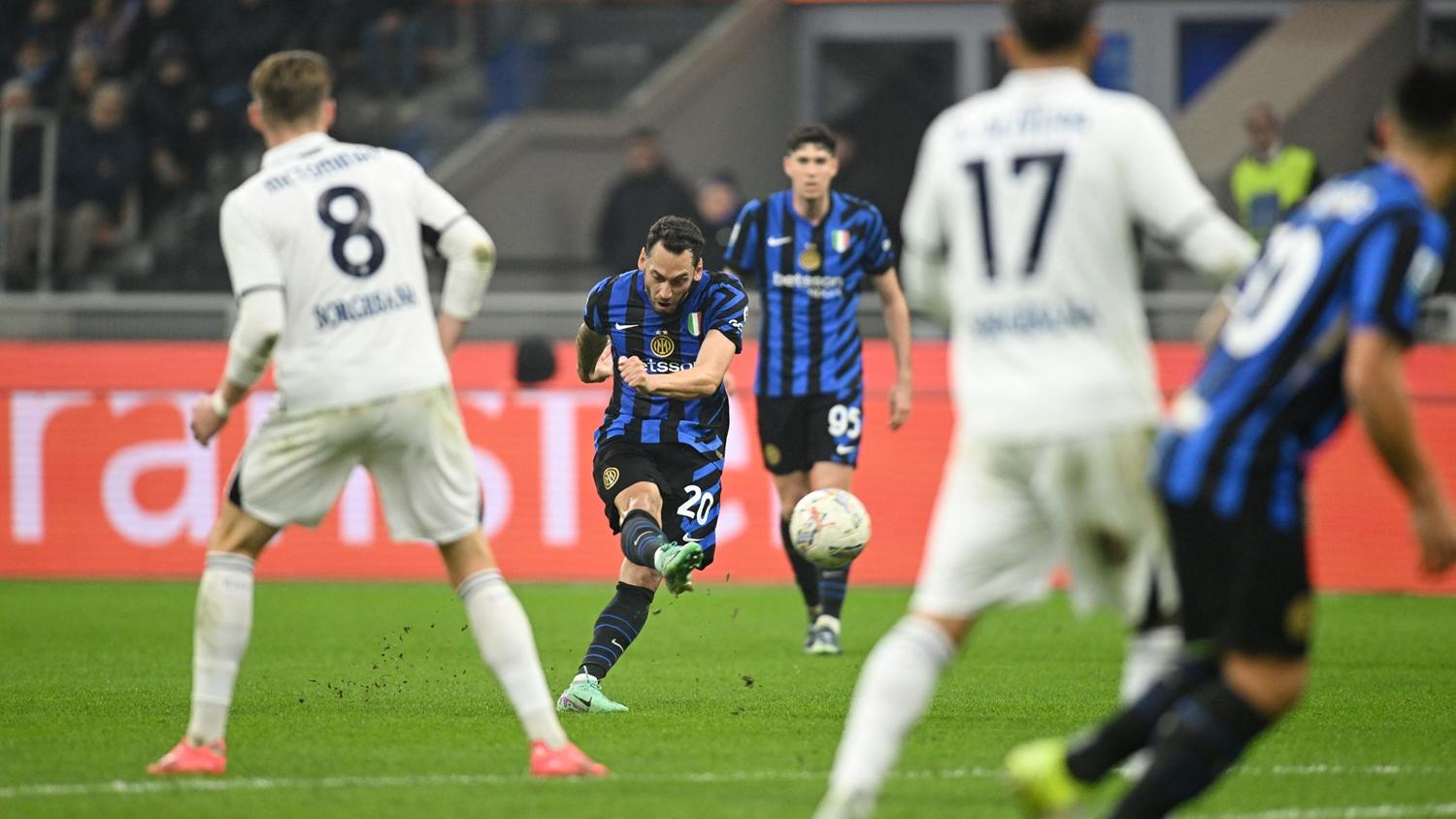 查漢奴古的遠射，為國際米蘭以1:1迫和拿玻里。(路透社)