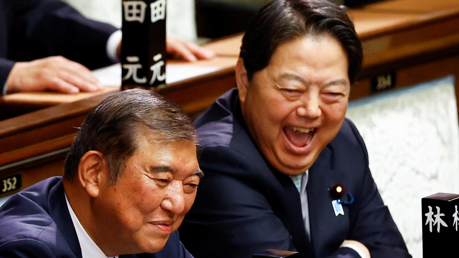 日本首相石破茂與內閣官房展官林芳正出席特別國會會議。(路透社)