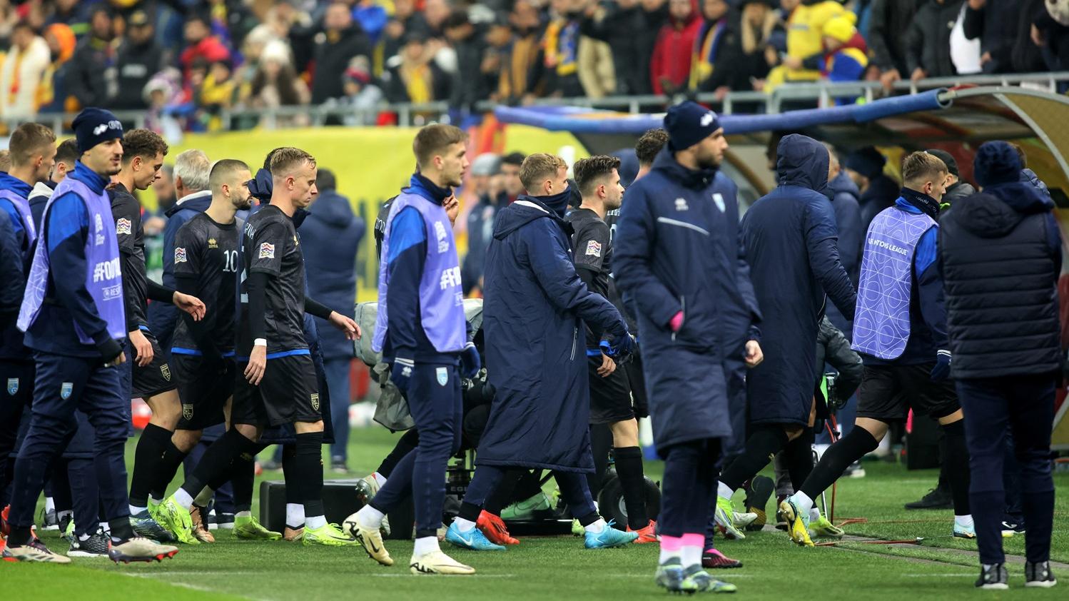 科索沃在比賽末段拉隊走。(路透社)