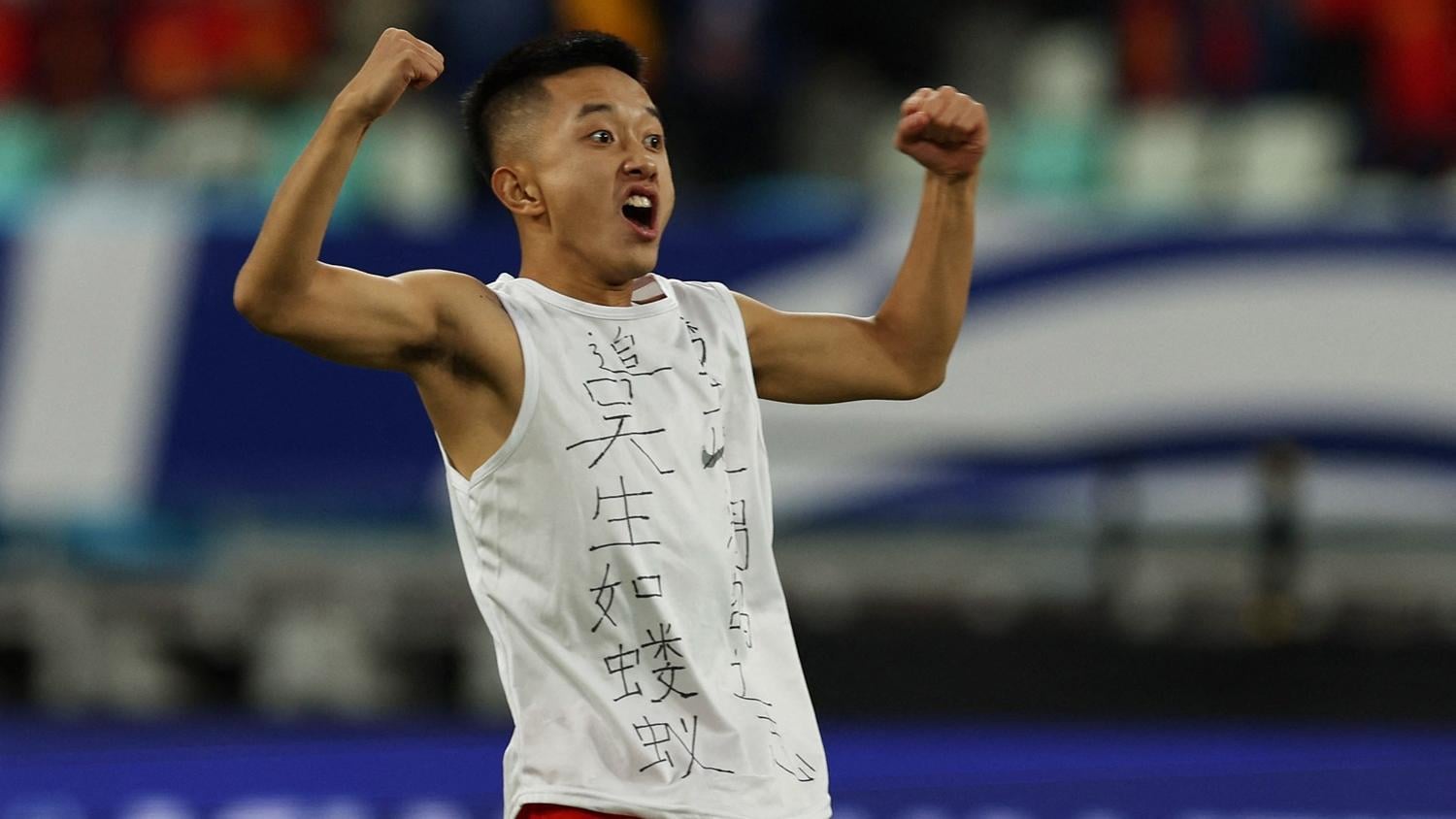 中國球迷在比賽期間闖入球場。(路透社)