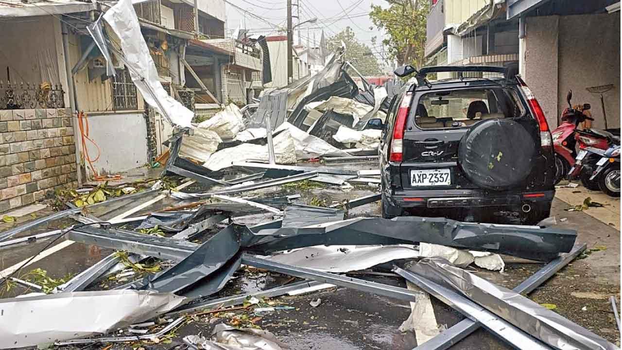花蓮台東多地受重創 超強颱風深秋襲台1死205傷