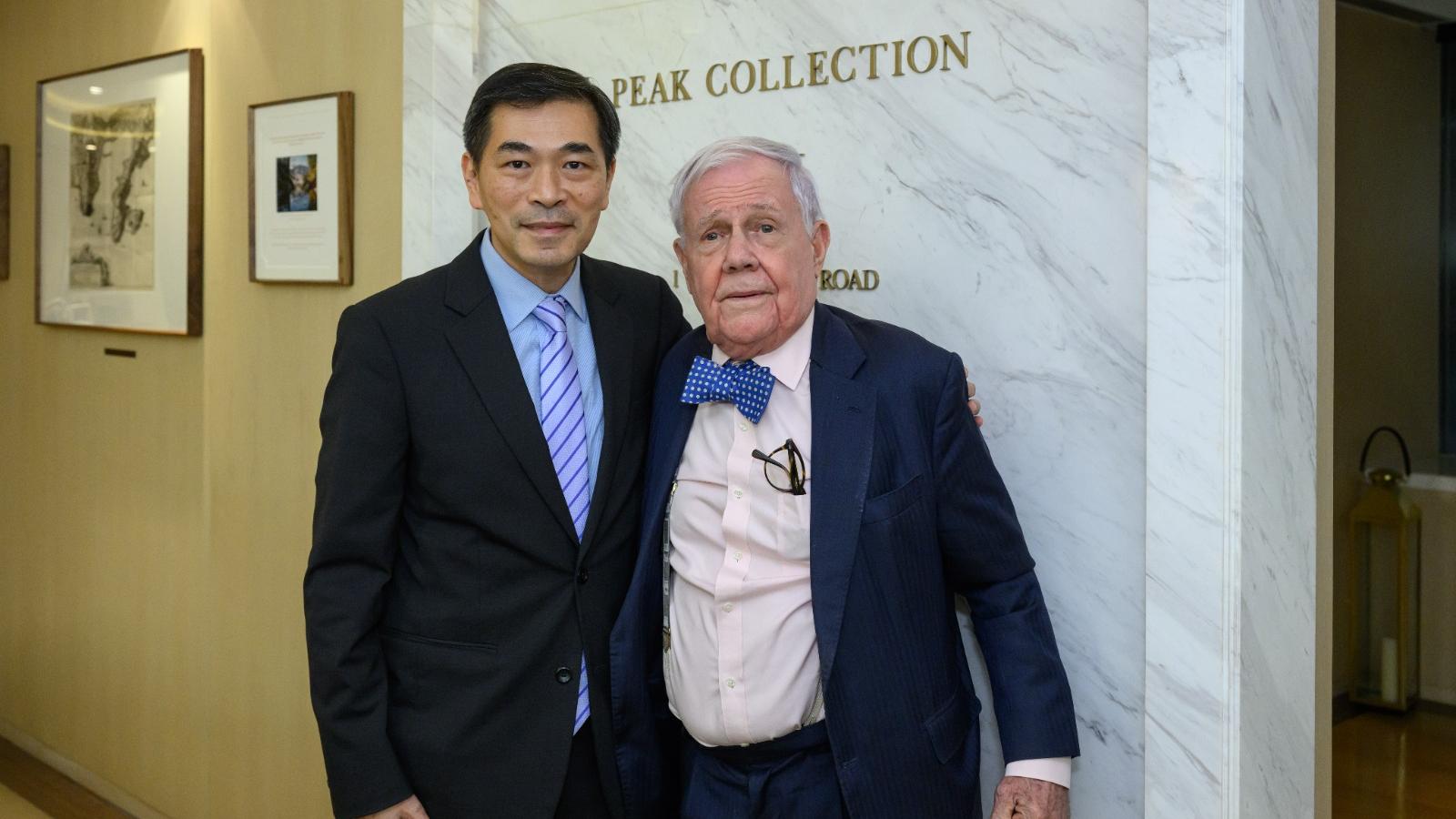 商品大王羅傑斯訪港參觀會德豐山頂系列豪宅 稱香港經濟逐漸復甦