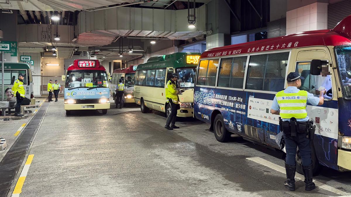 警方在觀塘為60名公共車輛司機進行酒精呼氣測試。(警方圖片)