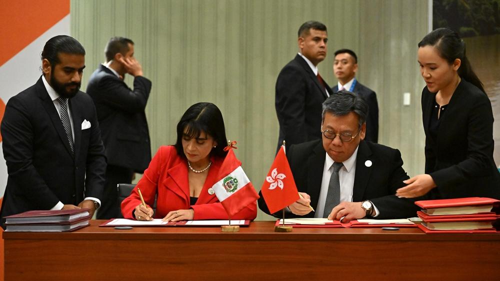 商經局局長丘應樺和秘魯外貿和旅遊部長Úrsula Desilú León Chempén(左)簽訂《自貿協定》。(政府新聞處圖)