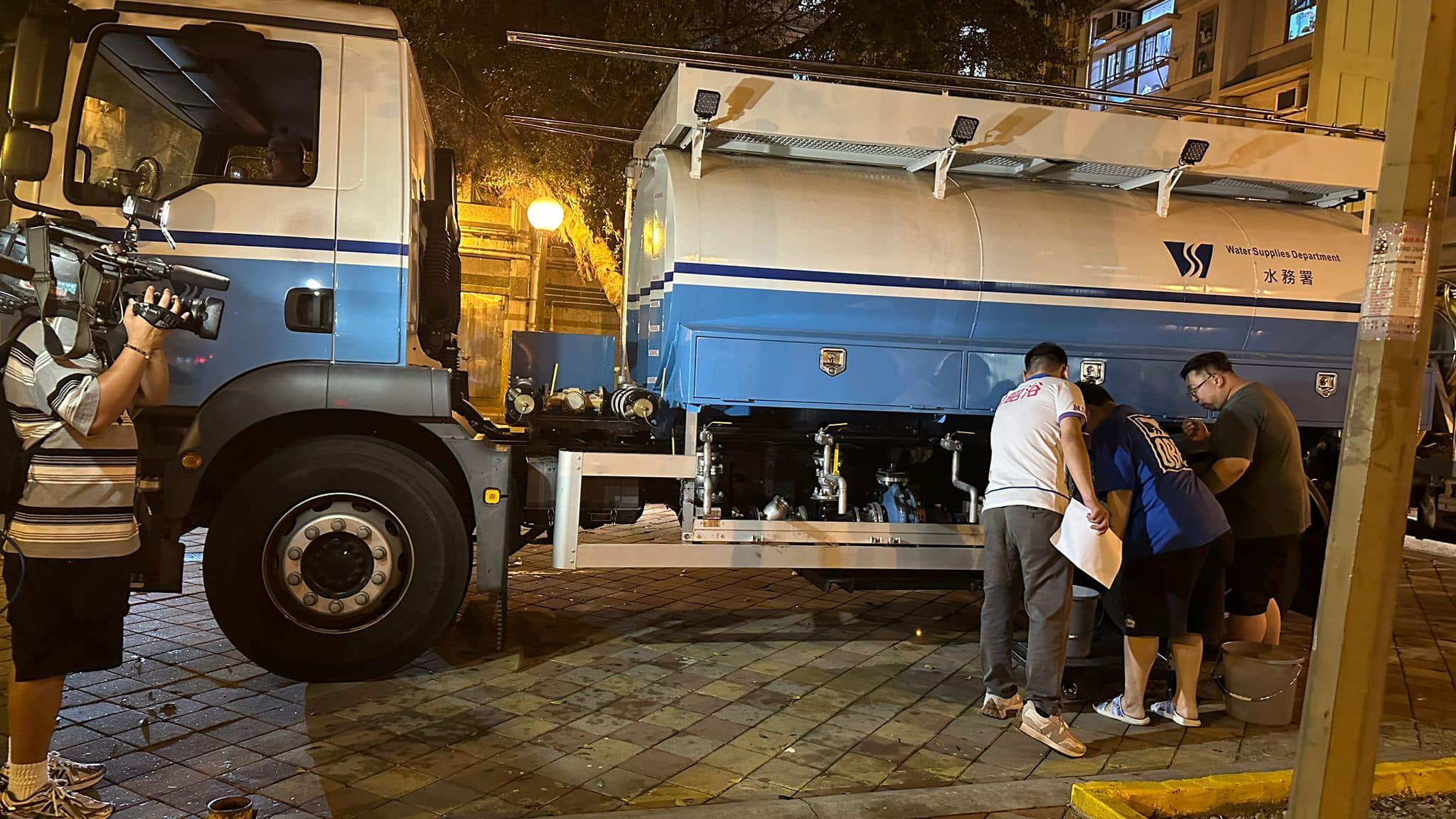 東涌爆水管，居民需在水車取水（曾昭浴Facebook）