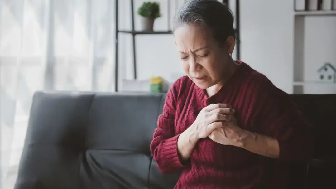 呼吸急促送院「心跳連停3次」 緊急「人工心肺+心導管」救回一命