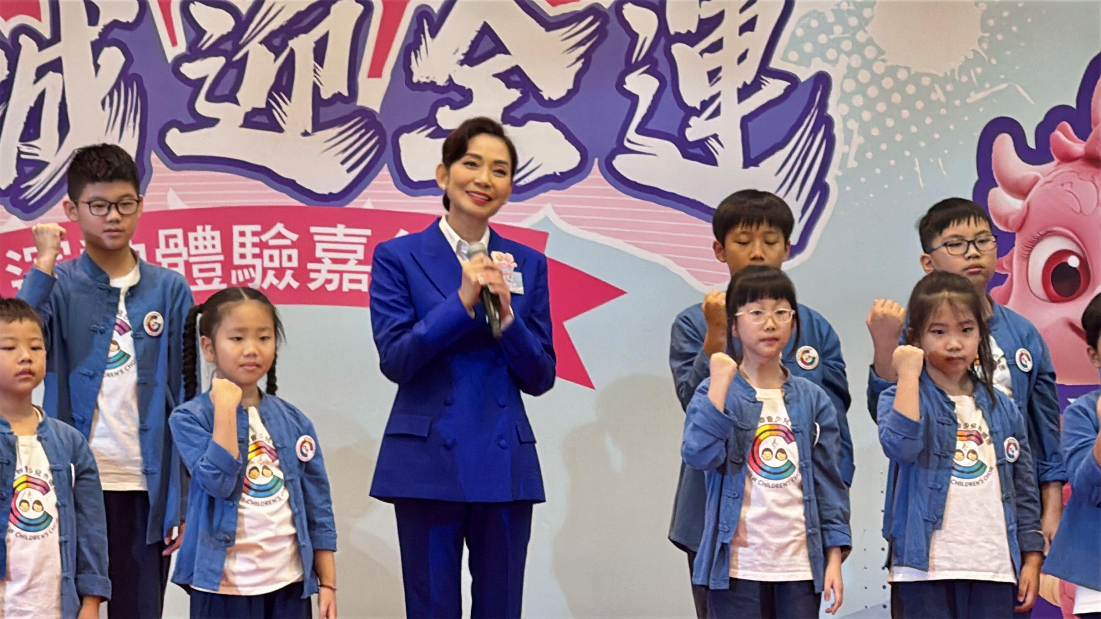 鄺美雲大開金口清唱《我們的家》 全場驚喜拍和大合唱