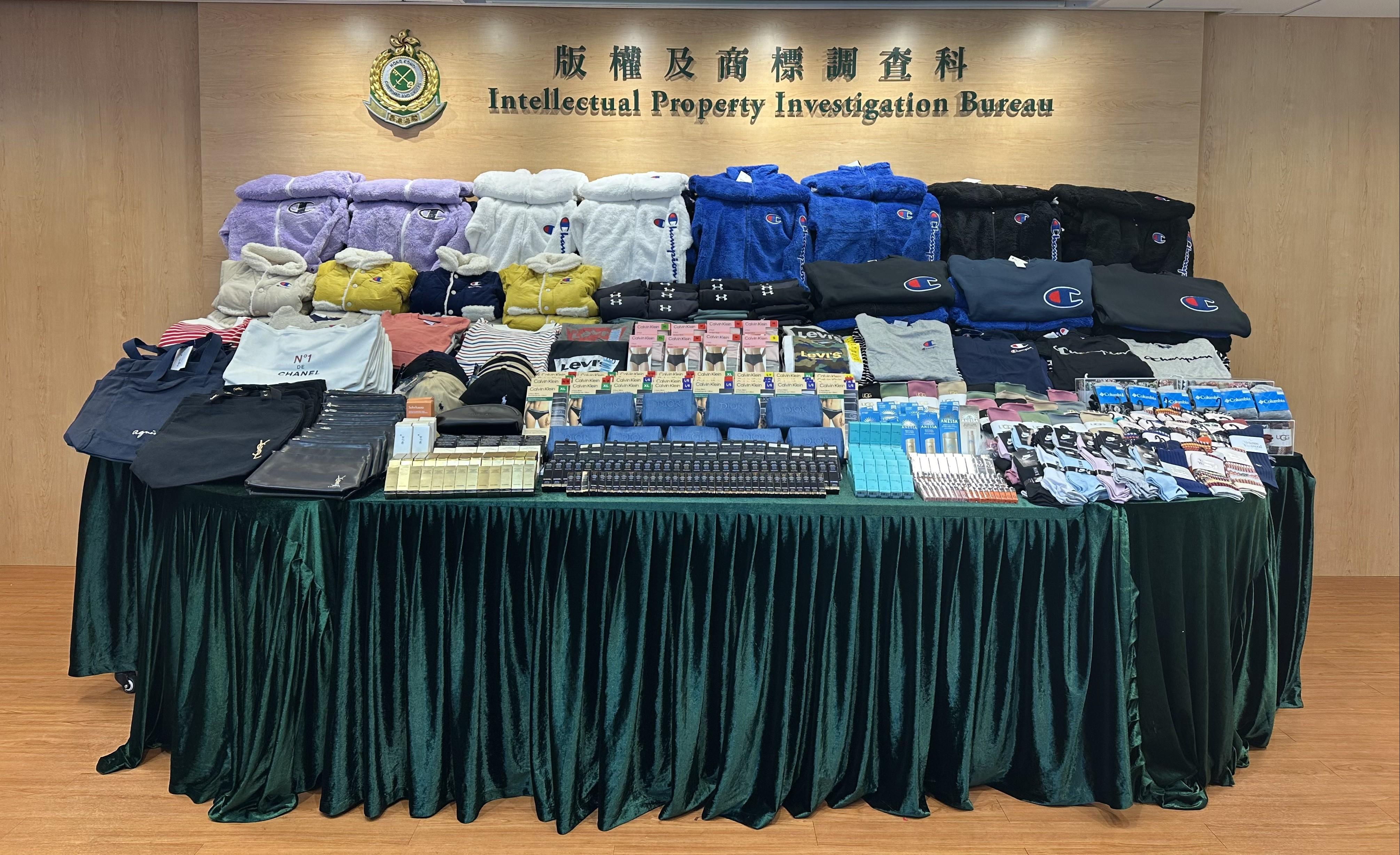香港海關周二(5日)採取執法行動，打擊網上售賣冒牌物品活動。圖示部分檢獲的懷疑冒牌物品。(政府新聞處)