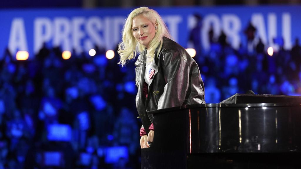 Lady Gaga在大選舉行前一天出席賀錦麗於賓夕法尼亞州費城的競選集會。(資料圖片)