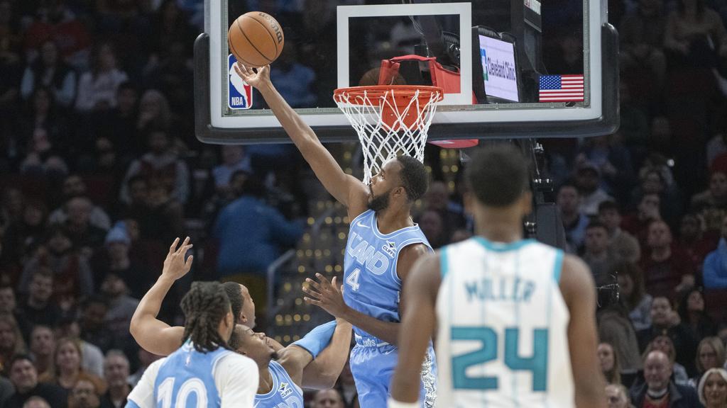 騎士擊敗黃蜂後，開季連贏至第15場。(美聯社)