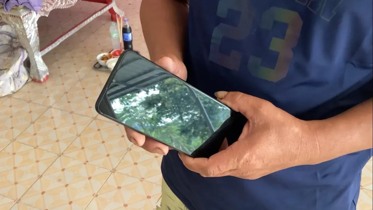 泰國12歲女邊玩手機邊充電　睡着時觸電吐血身亡