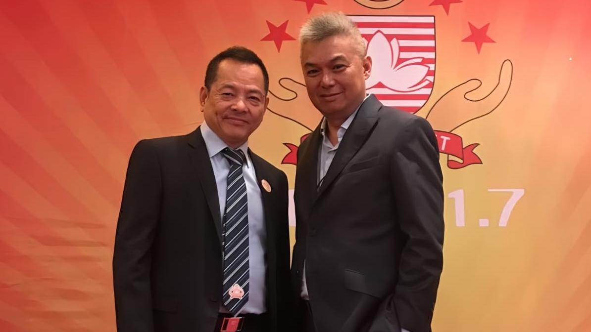 筆者與尹國駒(崩牙駒)合照。