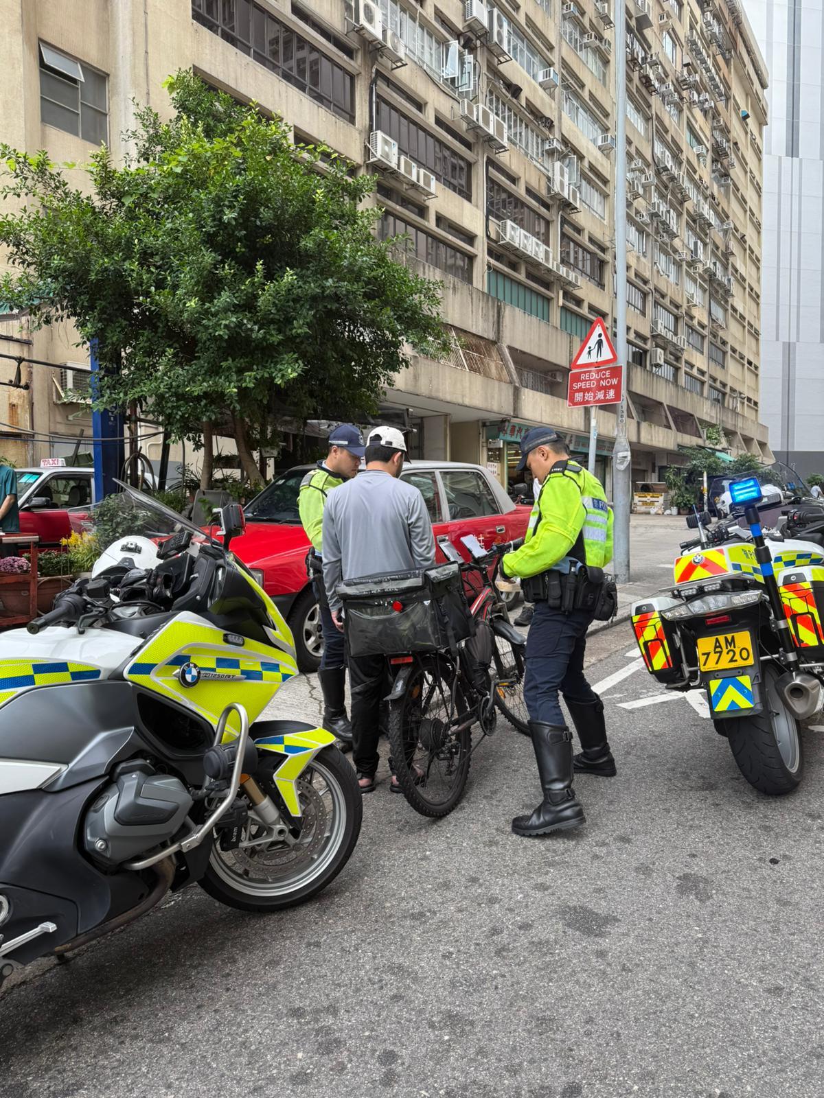 西九龍總區一連兩周區內打擊非法電動車，共拘19人拖19車。(警方圖片)