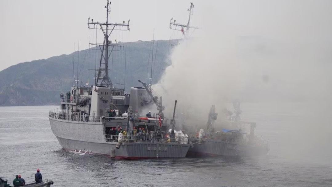 日本海上自衛隊掃雷艦火警後翻沉。(新聞截圖)