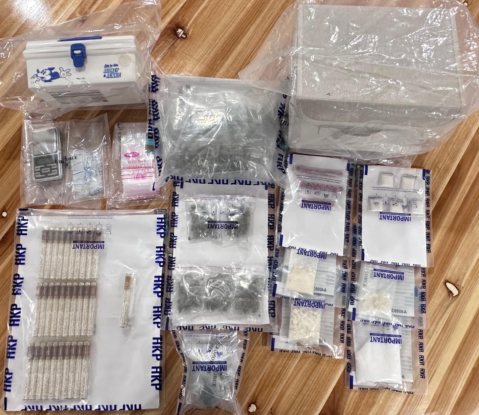 深水埗警區昨日(12日)傍晚進行打擊毒品行動，搗破一毒品分銷及儲存倉庫，並在內拘捕3名女子。(警方圖片)