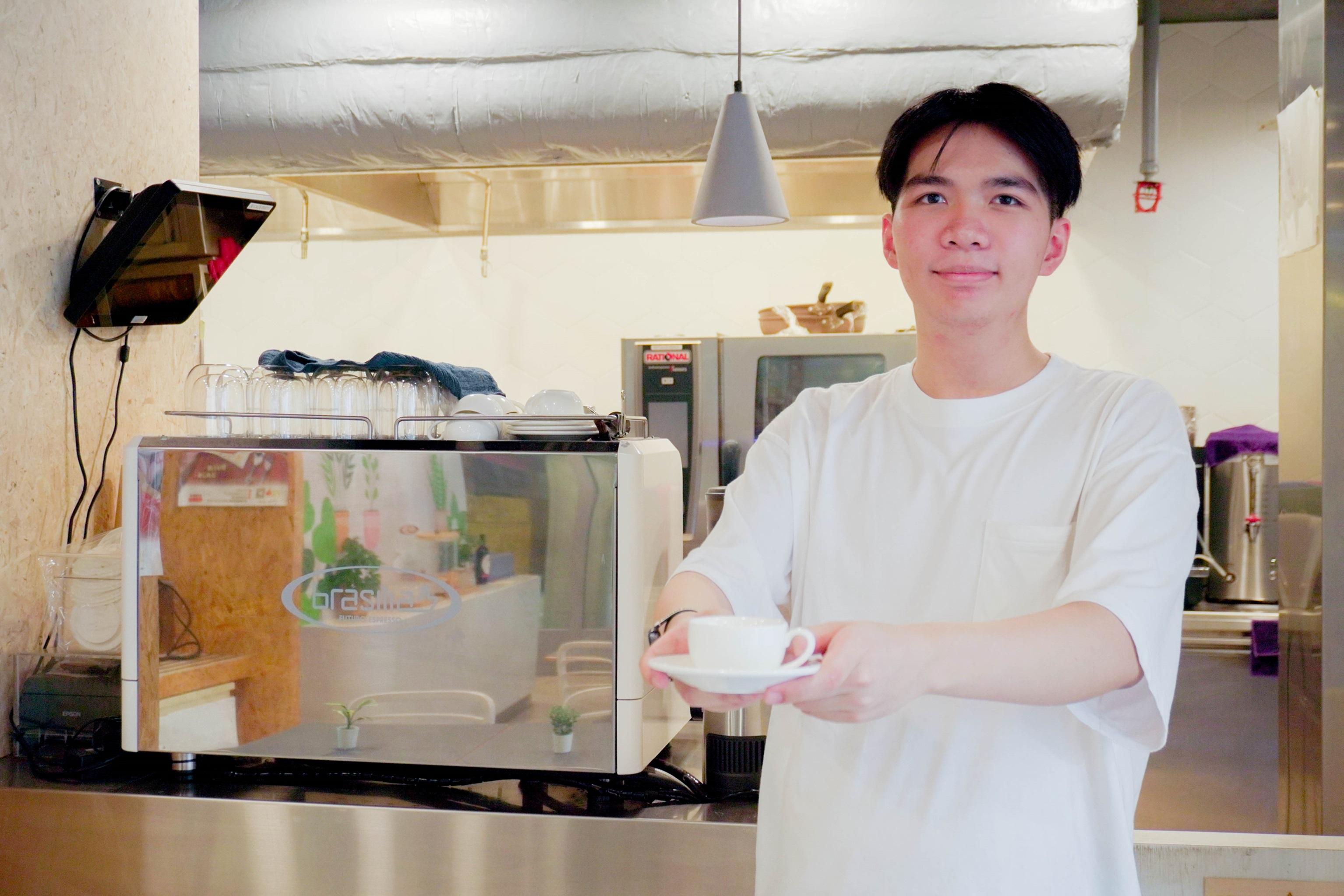 IVE國際酒店管理及智能服務高級文憑課程畢業生趙孜濬(Adrian) 於今年9月負笈瑞士, 入 讀世 界 知名 的瑞士酒店管理大學修讀學士課程 , 期望日後在酒店業按部就班發展。