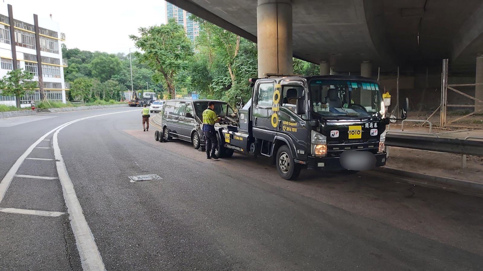 警葵青工廠區打擊違泊 發758張「牛肉乾」拖5車(警方圖片)