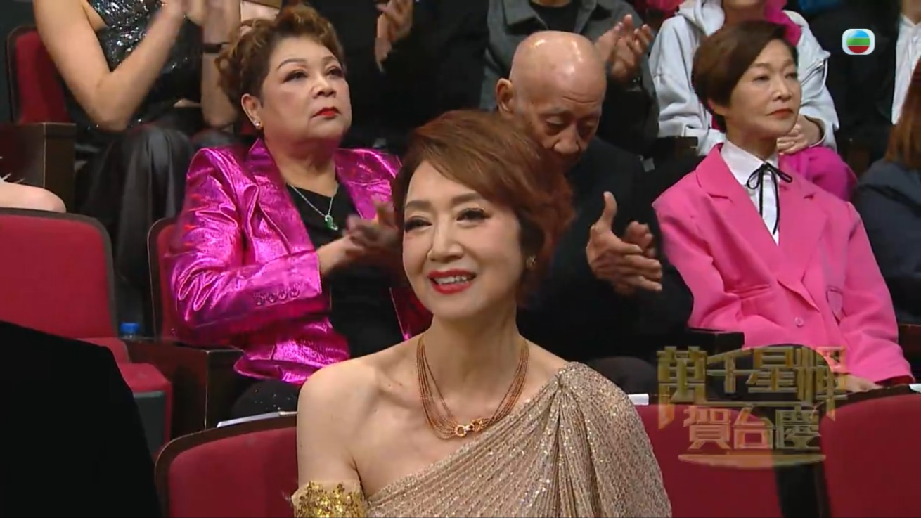 謝雪心笑到冧滋滋vs肥媽無咩表情 網民大讚心姐有少女心