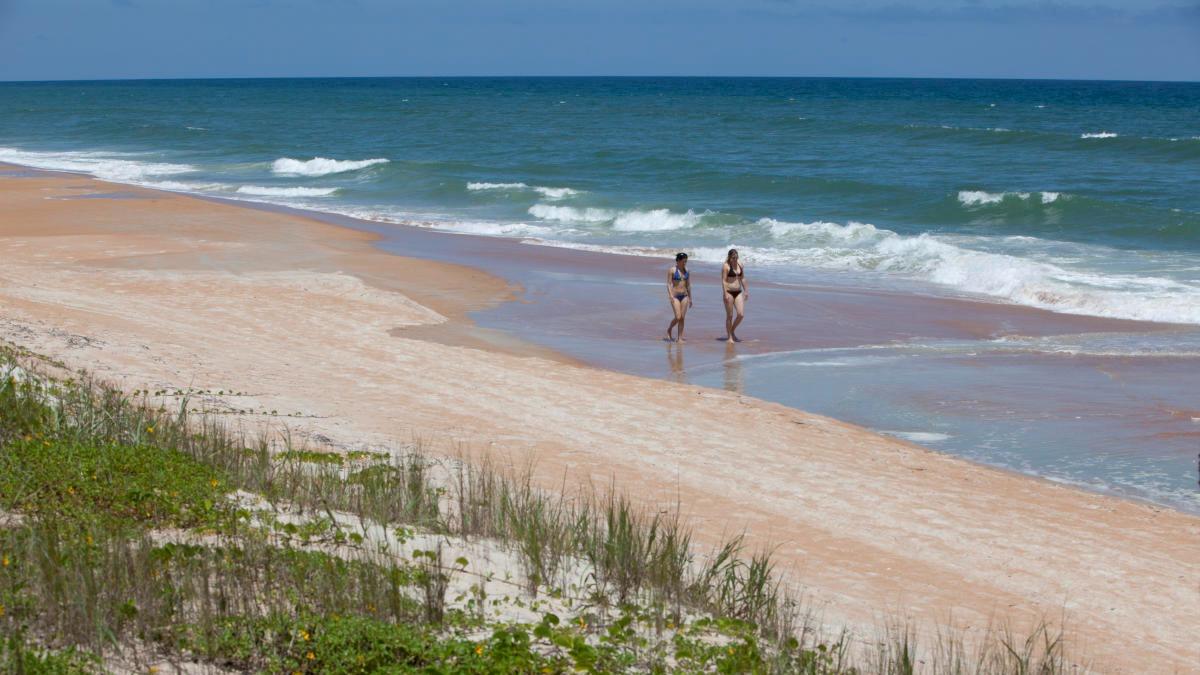 美國男約女海邊「野戰」　被捆綁後遭女方男友持斧猛砍
