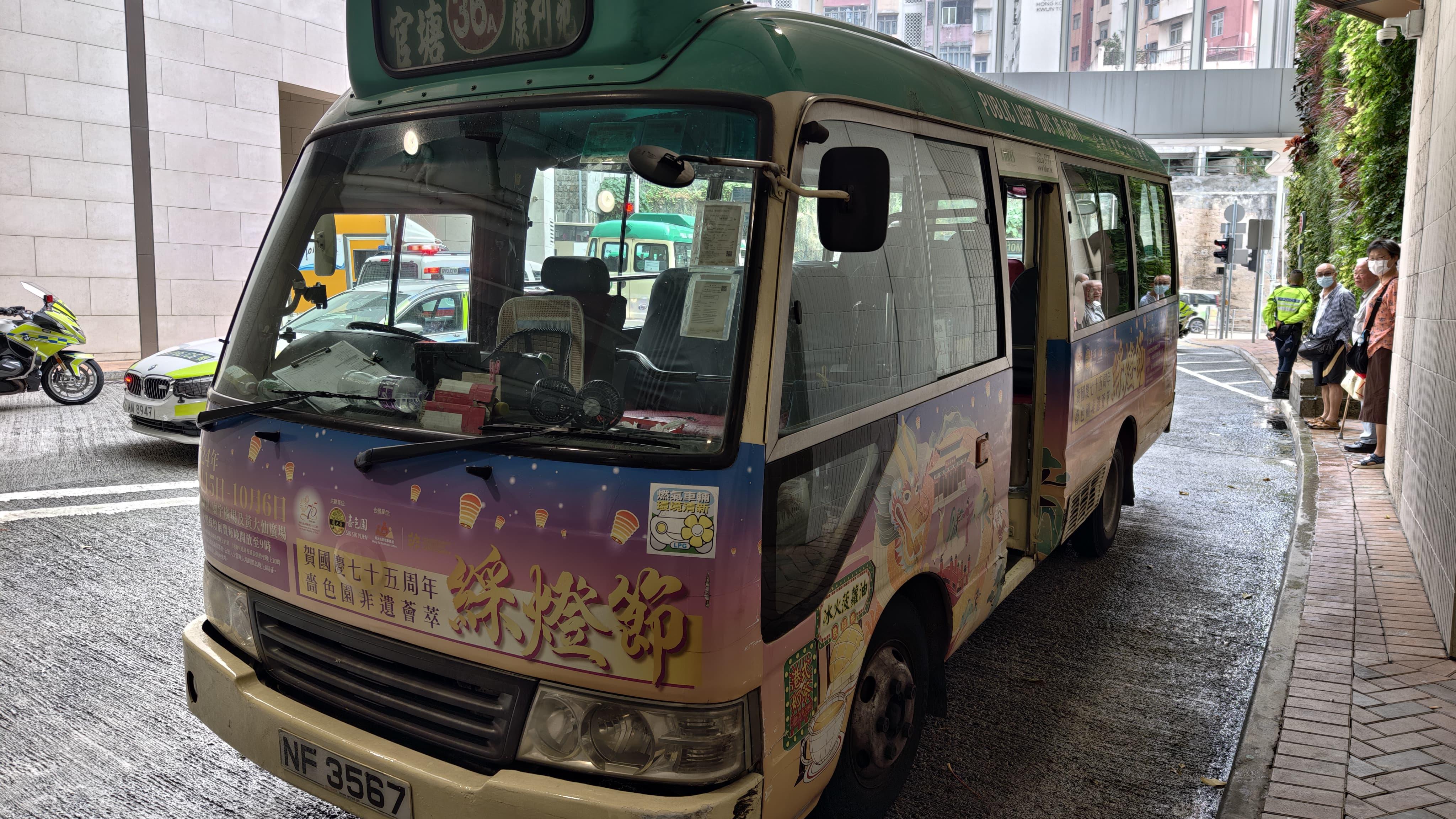 觀塘綠van撞私家車 小巴司機吹波波超標2倍被捕