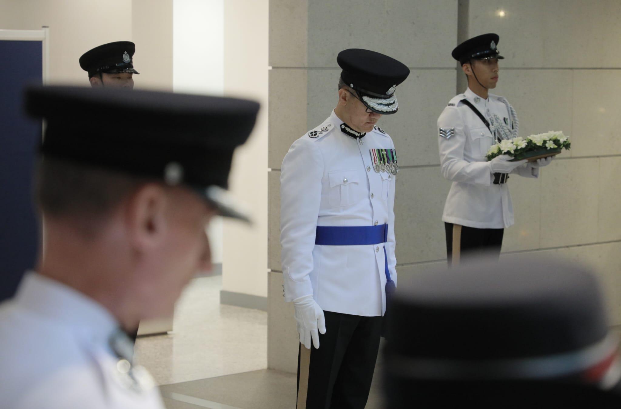 警務處處長蕭澤頤及香港輔助警察隊總監楊祖賜，聯同警隊所有主要單位及協會的代表，在警察總部出席警隊紀念日，悼念因公殉職的警務人員。