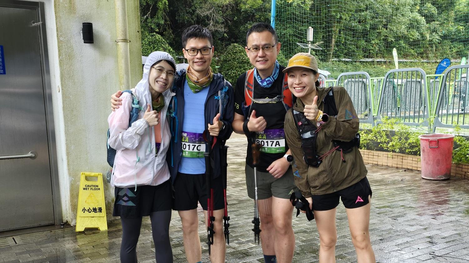 起步當天，適逢颱風剛走，但也綿綿有雨。Sarah(左一)身穿雨衣與隊友堅決起行。