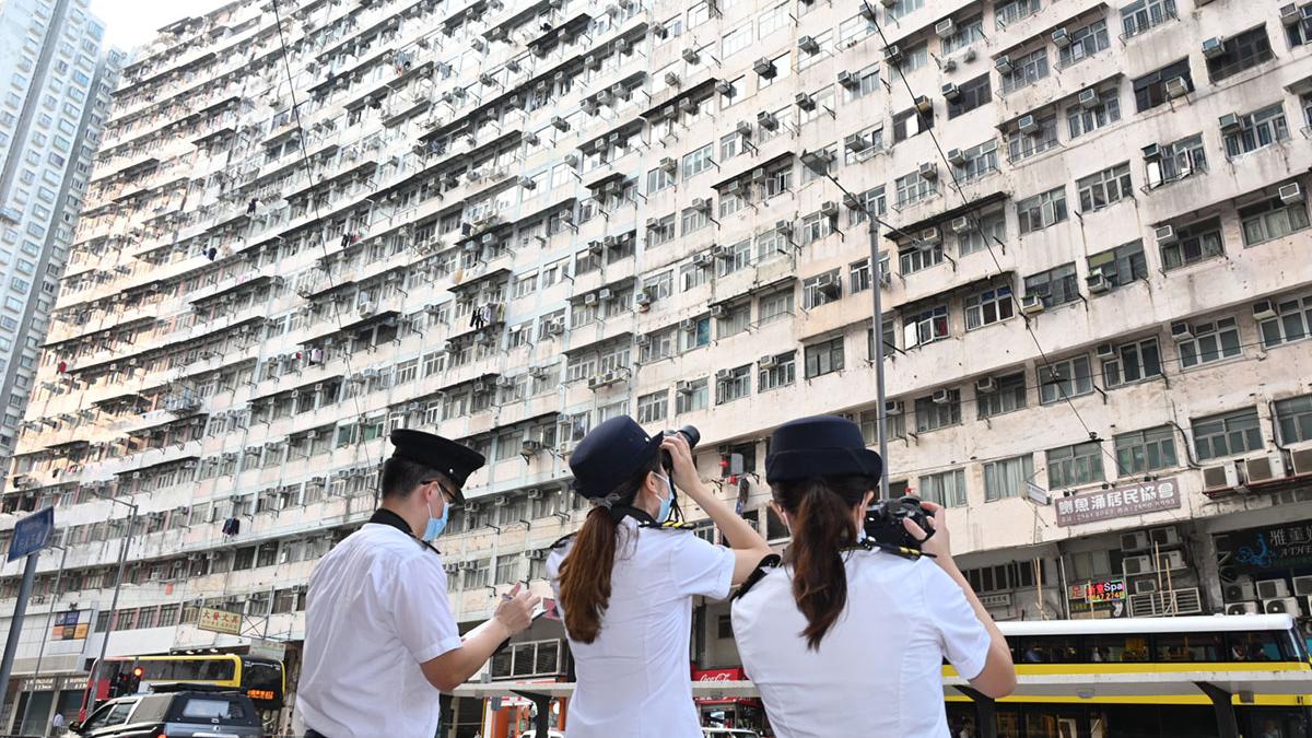 食環署連月針對出現冷氣機滴水大廈主動加強巡查。(政府新聞處)