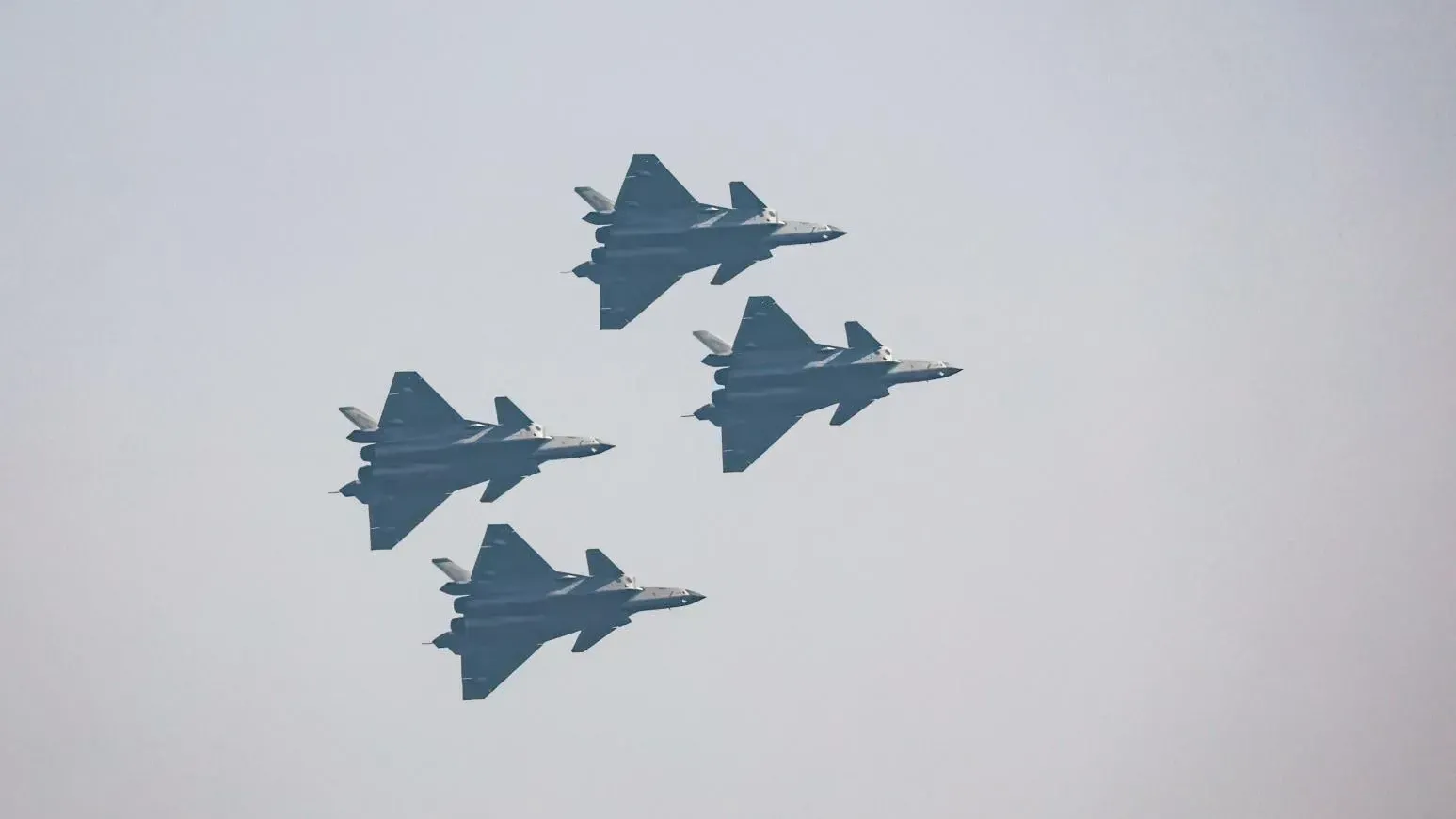 12日珠海航展首日，殲-20四機編隊進行飛行展示。（圖／新華社）