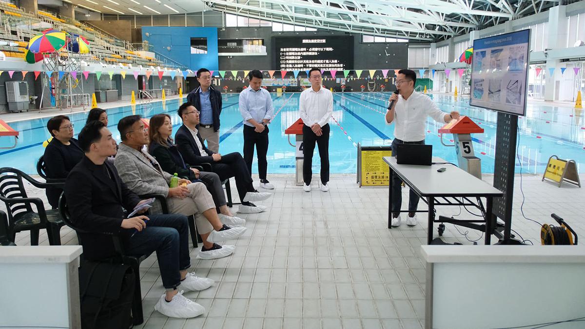 田北辰(前排左二)到中山紀念公園泳池參觀「人工智能遇溺偵測系統」。(田北辰FB)