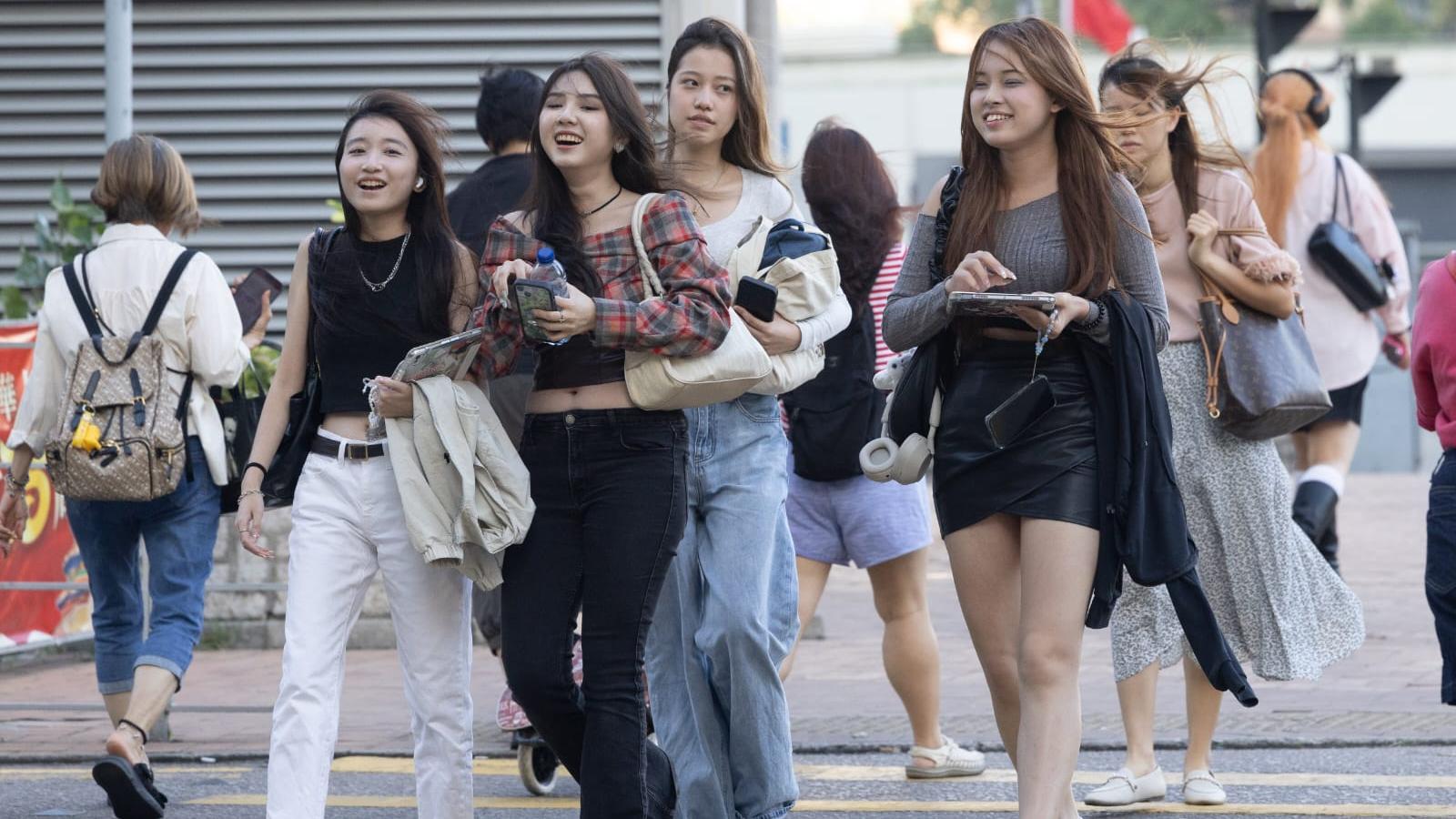 天文台預測本周中後期稍涼。(資料圖片)