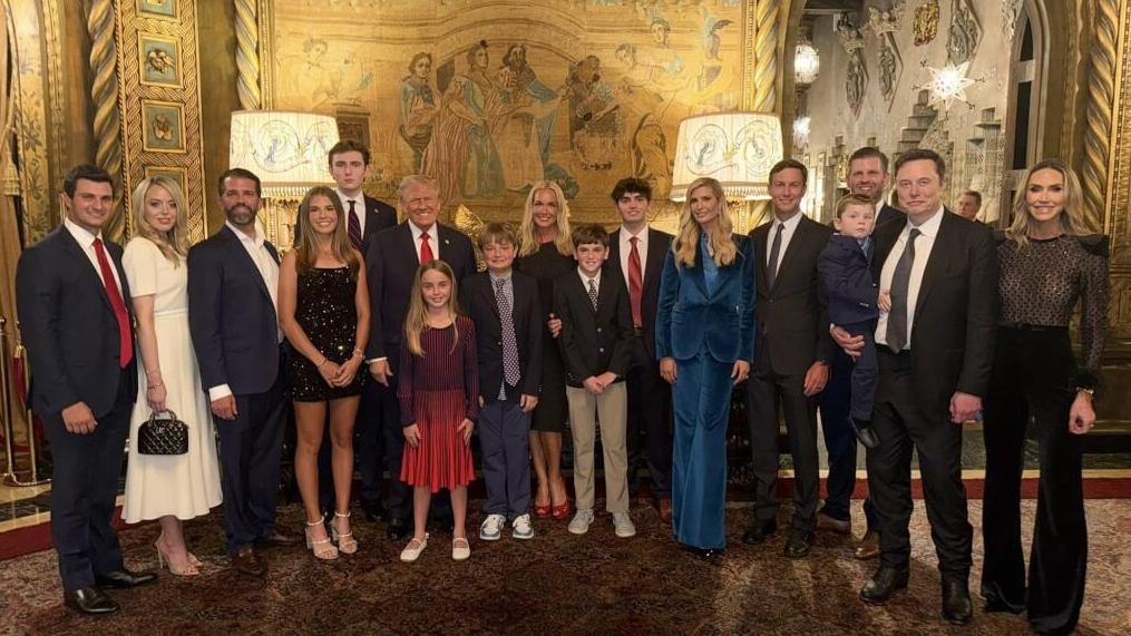 馬斯克(右2)抱著兒子與特朗普一家合照，唯獨不見梅拉尼婭。(互聯網)