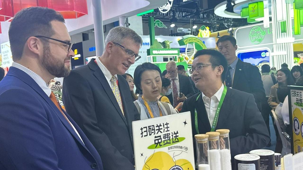 上海進博會今年繼續有多家美國企業參與，包括農業食品、酒類和汽車等。（港台圖片）