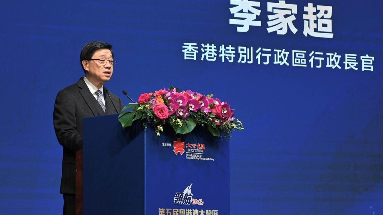 李家超表示，特區政府將全力做好實施配合工作，促進人員往來，為旅遊、餐飲、零售等行業注入新動能。（政府新聞處）