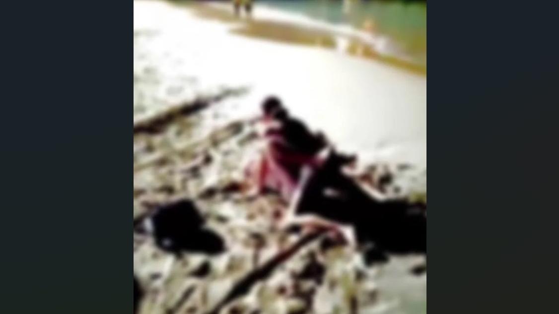 泰媒刊出加上模糊效果的照片，隱約可見情侶沙灘上肉體交疊。(互聯網)