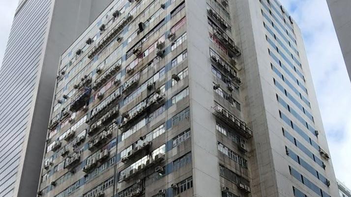 由大鴻輝持有的鰂魚涌東達中心低層戶連車位，放盤一年勁劈45%沽出，成交價3,477萬元。