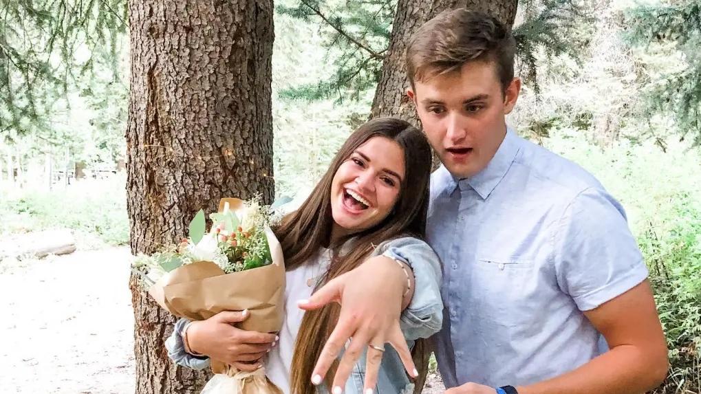 布拉澤森(左)與米切爾經歷不平凡的戀愛，終於拉埋天窗。(互聯網)