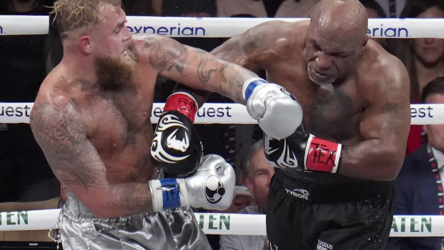 美國58歲拳王泰臣迎戰27歲網紅　中段呼吸困難後捱打落敗