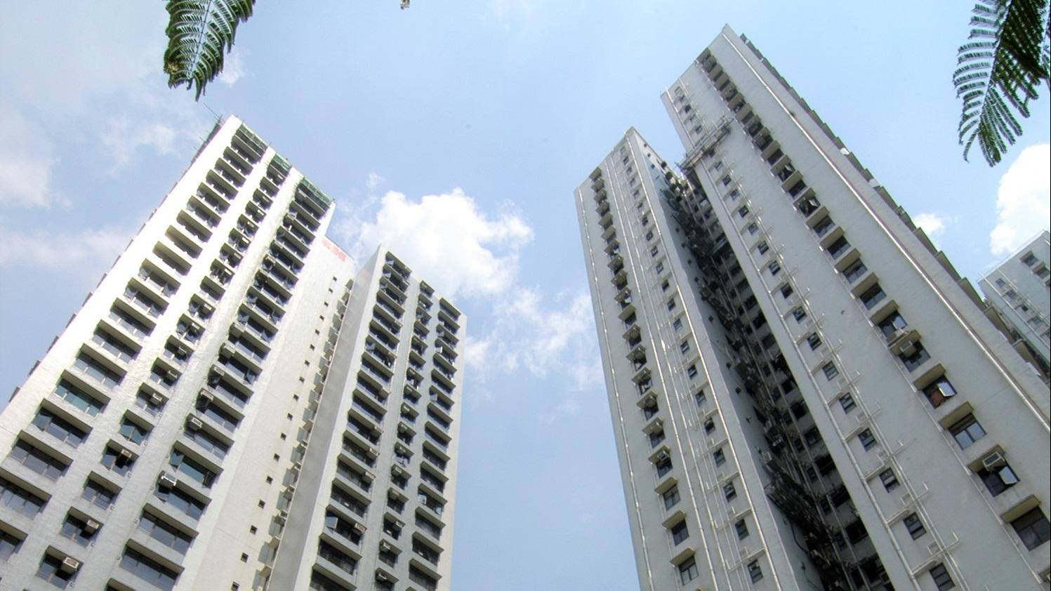 跑馬地樂陶苑中層三房，外望大球場開揚景致，最新獲同區客零議價5萬承租。