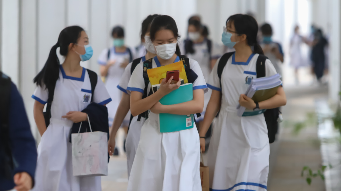  立法會議員陳健波在立法會提出書面提問，指本學年起法國多個地區初中學校禁止學生在校內使用手提電話，避免影響學生的身心發展。他向教育局問及會否制定措施，規管學生在校使用手提電話。教育局局長蔡若蓮回覆指，學校可按《學校行政手冊》原則，以校本模式處理。(中新社資料圖片)